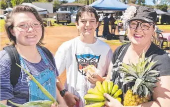  ??  ?? STAYING HEALTHY: Alannah and Robert Munn with their mum Terri Adams-Munn picking up produce at The Toowoomba Farmers Market. Pictures: Kevin Farmer