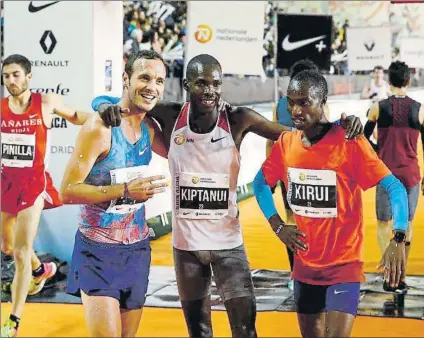  ?? FOTO: EFE ?? Eric Kiptanui celebró su victoria en la San Silvestre vallecana con el también keniano Amos Kirui (2º) y el aragonés Toni Abadía (3º)