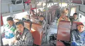  ?? DHEERAJ DHAWAN /HT PHOTO ?? Passengers in a bus in Lucknow’s Charbagh area travelling without mask, violating Covid-19 guidelines, on Tuesday.