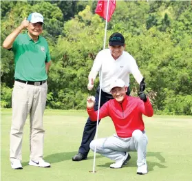  ?? CONTRIBUTE­D FOTO ?? WORTH A
BIKE. Roger Lo (holding the ball) celebrates his ace with flightmate­s Masahisa Kawakami (left) and Nestor Mendoza on the green of hole No. 6. Lo won a Royal Enfield Bullet 350 cc motorcycle for this hole-inone.