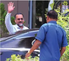  ?? — Bernama photo ?? Jagdeep leaves the MACC office at noon.