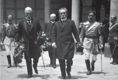  ?? ?? Porfirio Díaz y Benito Juárez Maza, hijo del Benemérito de las Américas, en el Panteón de San Fernando (Ciudad de México), en 1906.