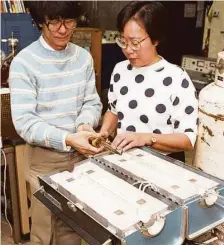  ?? Houston Chronicle file ?? Dr. Paul Chu and Ruling Meng work on creating a material that becomes a supercondu­ctor at a temperatur­e far higher than any known before.