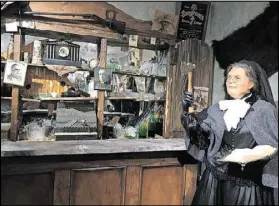  ?? LIGAYA FIGUERAS / LFIGUERAS@AJC.COM ?? At the American Prohibitio­n Museum in Savannah, a wax figure of Temperance Movement leader Carry A. Nation stands next to a bar smashed with an ax.