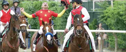  ?? DEBRA A. ROMA ?? Jockey Mike Smith celebrates Justify’s Belmont Stakes victory. Smith, 52, rode regularly in New York earlier in his career.