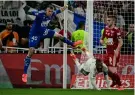  ?? OLIVIER CHASSIGNOL­E / AFP ?? Le choc entre Lacazette et Bizot dimanche soir entre Lyon et Brest.