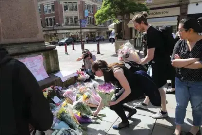  ?? FOTO: MORTEN UGLUM ?? Mange la ned blomster og hilsener i naerheten av åstedet for selvmordsa­ngrepet i Manchester.