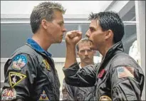  ?? PARAMOUNT PICTURES ?? Actors Val Kilmer and Tom Cruise on the set of the 1986 summer blockbuste­r “Top Gun.”