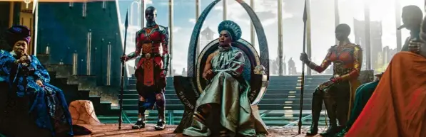  ?? Foto: Marvel Studios ?? Es sind vor allem starke Frauenfigu­ren, die diesen Film tragen (von links nach rechts): Dorothy Steel als Merchant Tribe Elder, Florence Kasumba als Ayo, Angela Bassett als Ramonda und Danai Gurira als Okoye in einer Szene aus „Black Panther: Wakanda Forever“.