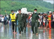  ?? SOE ZEYA TUN / REUTERS ?? Soldiers carry dead bodies from a crashed military plane in Launglon, Myanmar, on Thursday.