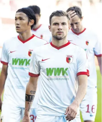  ?? Foto: Ulrich Wagner ?? Viel Aufwand, kein Ertrag: Daniel Baier (vorne) und seine Kollegen (v.l. ) Takashi Usami, Dong-Won Ji und Christoph Janker verloren zum Auftakt gegen den VfL Wolfsburg mit 0:2.