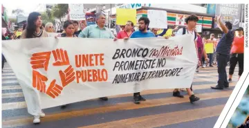  ??  ?? Los manifestan­tes salieron de la plaza de Colegio Civil hasta la Explanada de los Héroes de la Gran Plaza, al final realizaron un mitin en el patio central del Palacio de Gobierno.