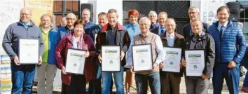  ??  ?? Beim Festakt auf Schloss Reisensbur­g erfolgte die Übergabe der Zertifizie­rungsurkun­den an Dillingens Landrat Leo Schrell (Dritter von links) und Günzburgs Landrat Hubert Hafner (rechts daneben). Die Vertreter, der an dem Projekt beteiligte­n Kommunen, durften ebenfalls eine Urkunde entgegenne­hmen.