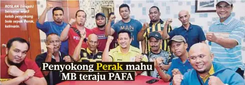  ?? FOTO: ABDULLAH YUSOF ?? ROSLAN (tengah) bersama wakil kelab penyokong bola sepak Perak, kelmarin.