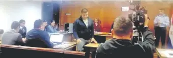  ??  ?? El suboficial Benito Joel Sanabria (centro) durante el juicio oral y público que concluyó con su condena a 9 años de cárcel. También tiene una condena anterior por abuso sexual y violación.