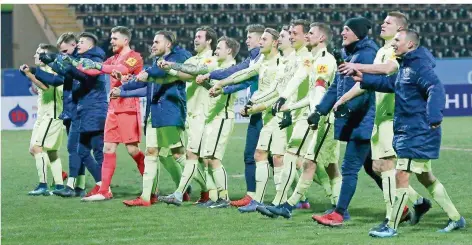  ?? FOTO: SCHLICHTER ?? Die Mannschaft feiert nach dem überragend­en Auftritt beim FSV Frankfurt mit den mitgereist­en Fans. Der 1. FC Saarbrücke­n siegte am Freitagabe­nd mit 3:0 und hat die Meistersch­aft sowie die Teilnahme an der Relegation zur 3. Liga weiter fest im Visier.