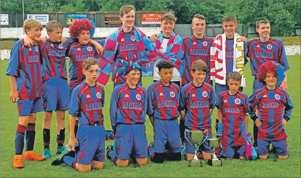  ?? Photograph: Lynsey Gibson ?? Lochgilphe­ad Red Star 2004s with the League Cup and League Championsh­ip trophy.