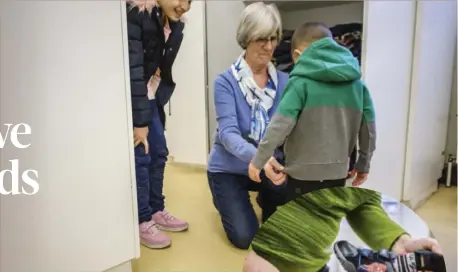  ?? FOTO'S VICTORIANO MORENO ?? Kinderen kunnen twee keer op school kleren komen passen. Daar zorgt een team van vijftien vrijwillig­ers voor.