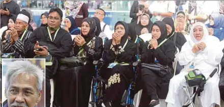  ?? PIC BY MOHD FADLI HAMZAH ?? Some of the artists chosen to perform the umrah under a special programme, at the Kuala Lumpur Internatio­nal Airport yesterday. (Inset) Baharuddin Buyung Kahar