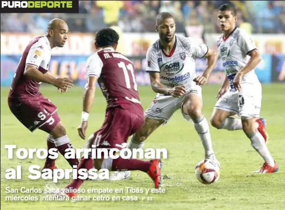  ?? ALBERT MARÍN ?? El delantero sancarleño Álvaro Saborio (centro) mantuvo ayer muy ocupada a la defensa morada, pero fue Marcos Julián Mena (derecha) quien aprovechó un despiste para abrir el marcador en el estadio Ricardo Saprissa. Al final, el juego terminó igualado, 1 a 1.