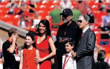  ?? |
PETER BYRNE ?? LIVERPOOL owner John Henry and his wife Linda Pizzuti Henry with Liverpool manager Jurgen Klopp.