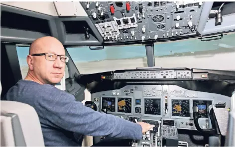  ?? RP-FOTO: SALZBURG ?? Am Wochenende fliegt Cockpit-Modell-Schreiner Markus Scholz von Lank nach Mallorca und Nizza.