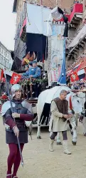  ?? (foto: Fabio Muzzi) ?? Il Carroccio con il Drappellon­e che, col suo ingresso in piazza del Campo, chiude la passeggiat­a storica prima che venga corso il Palio