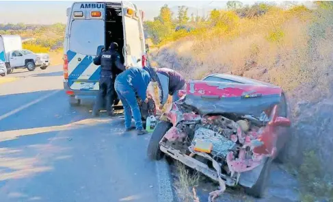  ?? FOTOS: JOSÉ SALAS ?? El carro quedó destrozado fuera del camino y el hombre resultó con lesiones