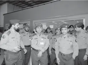  ??  ?? اللواء اليحيى متفقدًا جوازات مطار جازان الدولي ومستمعًا لمالحظات العاملين والمراجعين.