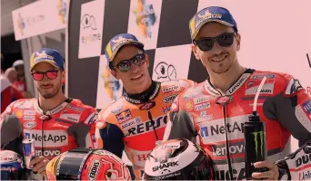  ??  ?? Marc Marquez, 25 anni, in pole, tra i ducatisti Andrea Dovizioso (2o), 32, e Jorge Lorenzo (3o), 31