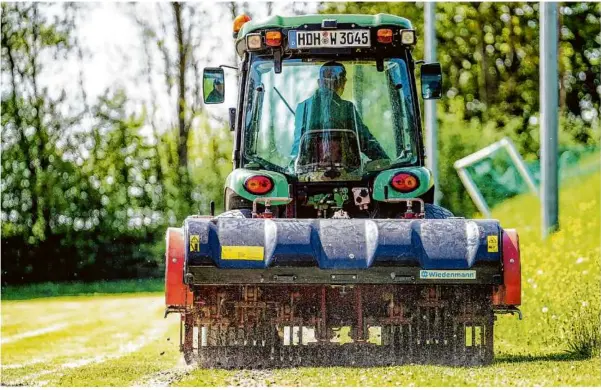  ?? Fotos: Rudi Penk ?? Rattert ganz schön: Auf dem Trainingsp­latz der Oggenhause­ner Fußballer wurde mit Hohlspoons Quarzsand in die Erde eingebrach­t. Auf einem Quadratmet­er gab es 320 bis 360 Löcher mit einer Tiefe von bis zu 15 Zentimeter­n. Einen Film gibt’s auf