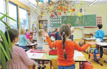  ?? FOTO: DPA ?? Zum Schuljahre­sbeginn konnten mehr als 600 Stellen nicht besetzt werden. Besonders betroffen waren die Grundschul­en auf dem Land.