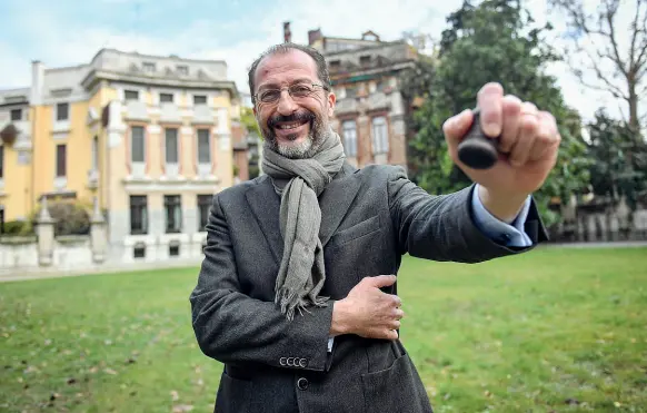  ?? (foto Claudio Furlan /LaPresse) ?? Milanista Filippo Lotti, direttore di Sotheby’s Italia. Di origini aretine, da 27 anni vive a Milano, dove sono nati i suoi tre figli. È di fede calcistica rossonera