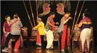  ?? ALLEX QOMARULLA/JAWA POS ?? NARI BARENG: Pertunjuka­n tari tayub, tarian khas Trenggalek, di pendapa Taman Budaya Jawa Timur pada Sabtu malam (5/5).