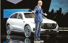  ?? Foto: Sören Andersson, afp ?? Daimler Chef Dieter Zetsche präsentier­te am Dienstagab­end in Stockholm den EQC, das erste Elektroaut­o von Mercedes Benz.