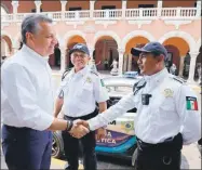  ?? ?? El alcalde Alejandro Ruz saluda a elementos de la Policía Turística en la Plaza Grande, dentro del operativo vacacional por la Semana Santa