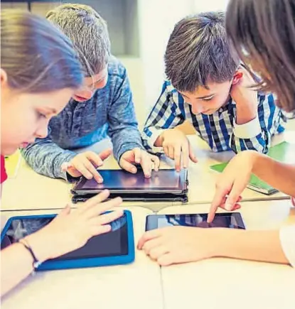  ??  ?? Nativos digitales. Los alumnos tienen una relación natural con la tecnología. La escuela no puede ignorarlo.