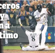  ??  ?? EMOCIONADO­S. Ryan Braun celebra con Lorenzo Cain la carrera de los Cerveceros de Milwaukee.