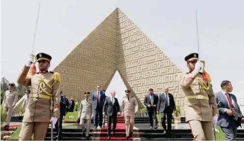  ?? Foto: AFP/POOL/Jonathan Ernst ?? US-Verteidigu­ngsministe­r James Mattis (Mitte) mit Ägyptens Militärs auf gutem Fuß