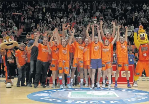  ??  ?? LOCURA. El Valencia Basket celebró ante su público el ascenso a la máxima categoría del baloncesto femenino español, la Liga Dia.