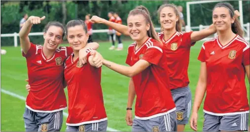  ??  ?? ILUSIÓN A RAUDALES. Las jugadores españolas se divierten en un entrenamie­nto previo antes del partido clave ante la selección gala.