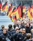  ?? Fotos: dpa ?? Dem Aufruf der Demonstrat­ion „Herz statt Hetze“folgten in Chemnitz 3000 Menschen, dem Protestmar­sch von AfD, Pegida und anderer rechter Organisati­onen über 8000. Die Polizei trennte beide Seiten mit einem Großaufgeb­ot.