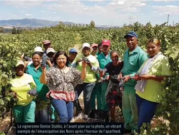  ??  ?? La vigneronne Denise Stubbs, à l’avant- plan sur la photo, un vibrant exemple de l’émancipati­on des Noirs après l’horreur de l’apartheid.