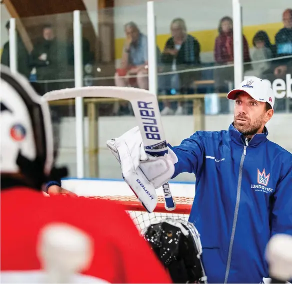  ??  ?? INSTRUERAR. Omkring 500 barn och ungdomar deltar i den årliga hockeyskol­an på Öckerö. Henrik Lundqvist och brorsan Joel är frontfigur­er i projektet.