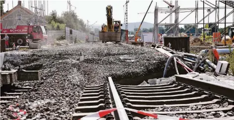  ?? FOTO: DPA ?? Zur Stabilisie­rung der abgesenkte­n Gleise an der Rheintalba­hn wurde der Rastatter Tunnel auf 150 Metern mit Beton befüllt. Die Bahnstreck­e zwischen Rastatt und Baden-Baden ist inzwischen seit mehr als zwei Wochen gesperrt.