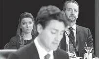  ?? — Gambar Reuters ?? LETAK JAWATAN: Gambar fail 9 Disember, 2016 menunjukka­n Butts bersama Ketua Staf Pejabat PM Katie Telford (kiri) mendengar ucapan Trudeau (tengah) semasa mesyuarat Menteri-Menteri Pertama di Ottawa, Ontario.