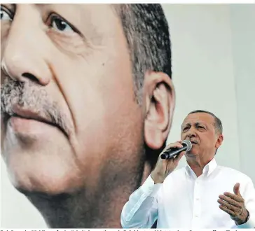  ??  ?? Erdoğan – im Wahlkampf schwächelt der amtierende Präsident und bietet seinen Gegnern offene Flanken