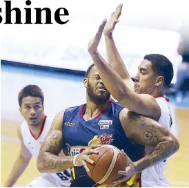  ?? JOEY MENDOZA JR. ?? Pierre Henderson-Niles of Rain or Shine finds a way around Sonny Thoss and Kevin Racal of Alaska in Game 6 of the PBA Commission­er’s Cup title series at the Smart Araneta Coliseum.