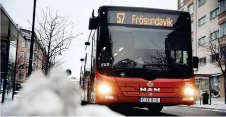  ?? FOTO: MIKAEL ANDERSSON ?? 57:an sträckning från innerstade­n kapas vid Gustav Adolfs torg och Frösunda blir utan sin i dagsläget enda buss.