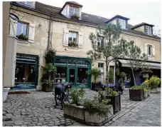  ??  ?? À deux pas des halles de Versailles, le quartier des Antiquaire­s est renommé en Ile-de-France.